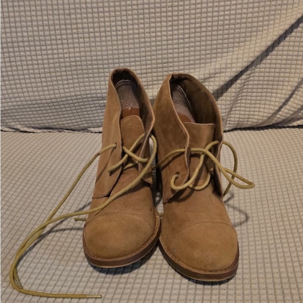 Chinese Laundry Tan Suede Boots